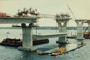At the bridge, hoists on top of the piers slowly lifted the span into position. (JHS – P2019-110-533)